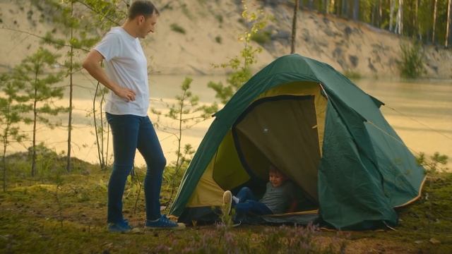 Вытаскивая ребенка из воды, у волка не осталось сил выбраться на берег. Он утонул, но спас жизнь! смотреть онлайн