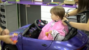 Первая стрижка Даши! Как подстричь малыша без слез и капризов.  Посетили салон для самых маленьких.