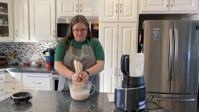 Making almond milk in the Pampered Chef Deluxe Cooking Blender смотреть онлайн