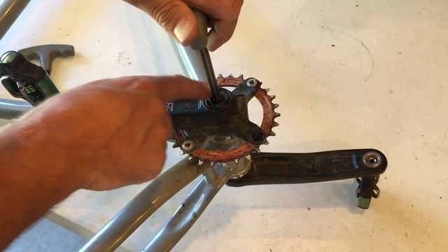 How to remove a mountain bike crank without crank puller tool, x-type Race Face self-extracting смотреть онлайн