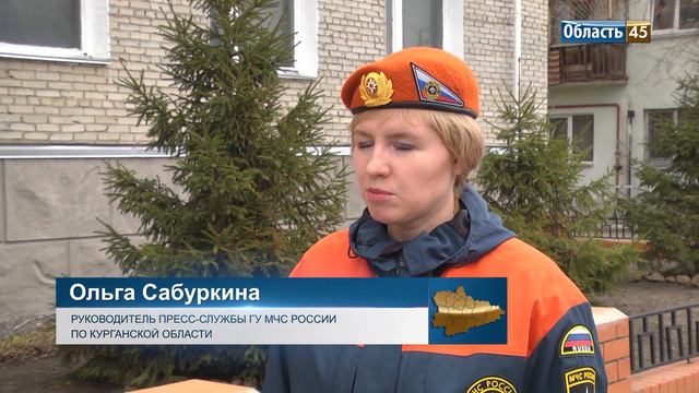 Курганский любитель рыбной ловли не хотел уходить с таявшего льда смотреть онлайн