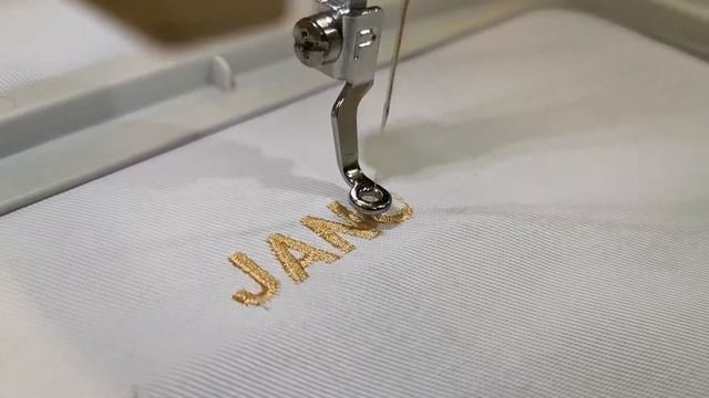 Janome Memory Craft 500e - vezenje črk смотреть онлайн