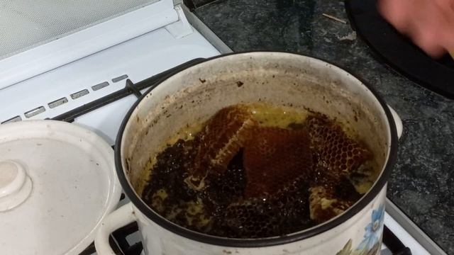 Перетопка воска без воскотопки.  Самый простой способ.