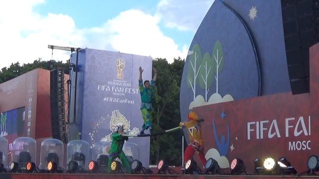 Акробаты Eagle номер Скоморохи(#FifaFanFest,Воробьёвые Горы,20.6.18).m2ts смотреть онлайн