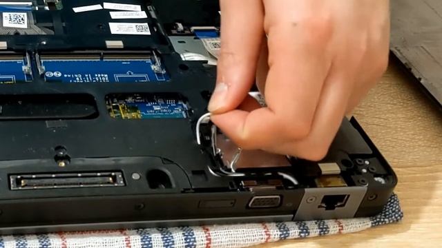 Dell Latitude E5470/E5570 Disassembly and cleaning /How to apply thermal paste смотреть онлайн