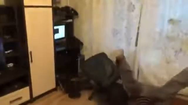#батя #упал #состула батя упал со стула, смотреть всем!!!!! смотреть онлайн
