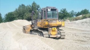 Работа бульдозера ЧЕТРА в цементном карьере