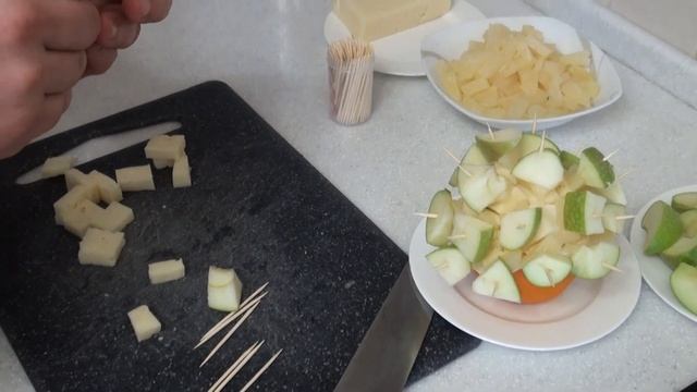 Ежик из канапе (ананас, сыр, яблоко, зубочистки) супер закуска и эстафета от канала Werо Nadja смотреть онлайн