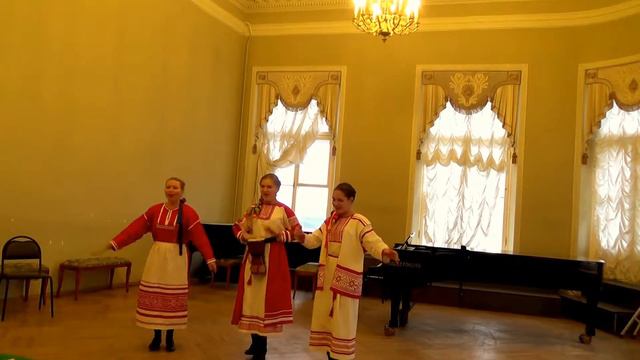 вокальное трио Плёс - На улице огонь горит смотреть онлайн