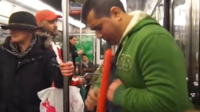 Музыканты в Парижском метро.Часть 2 смотреть онлайн