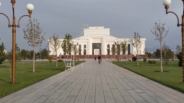 Прогулка в солнечный день. Санъат Сарой. Fergana / Фергана 07.04.2021 смотреть онлайн