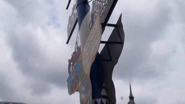 Maibaum aufstellen am Viktualienmarkt München 2017 смотреть онлайн
