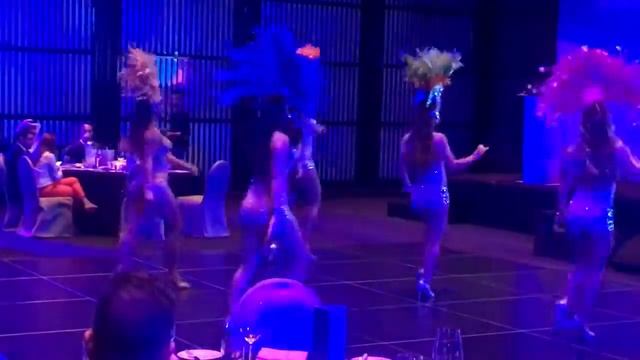 Brazilian Samba dancers at Armani Hotel Dubai смотреть онлайн