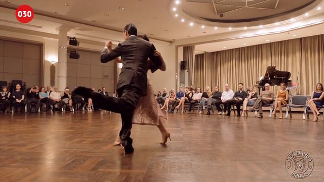 Paulina Mejía and Juan David Vargas – Derecho viejo смотреть онлайн