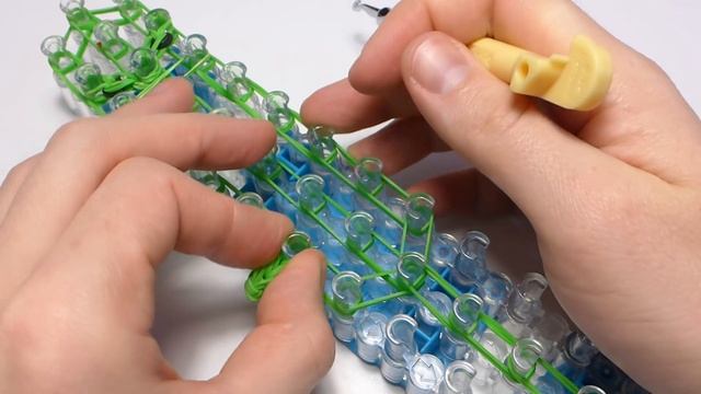 ХАМЕЛЕОН из резинок Rainbow Loom Bands. Урок 439. Как сплести Хамелеона смотреть онлайн