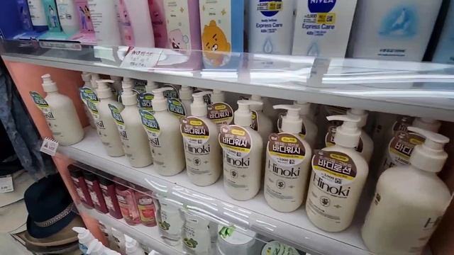 СУБ) ШОППИНГ В КОРЕЕ ДАИСО ОБЗОР ДЕШЕВОГО МАГАЗИНА #seoul #daiso #korea смотреть онлайн