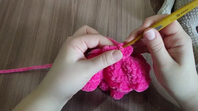 Мишка и зайчик крючком || Часть 3 || Подробный попетельный мастер класс ||Вяжем сарафан|| смотреть онлайн