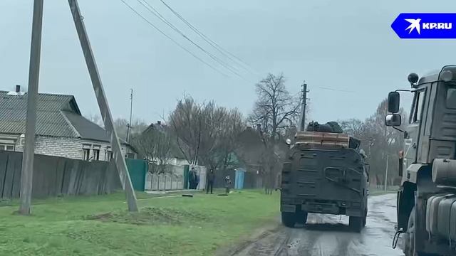 Жители Харьковской области встречают наши войска российскими триколорами. смотреть онлайн