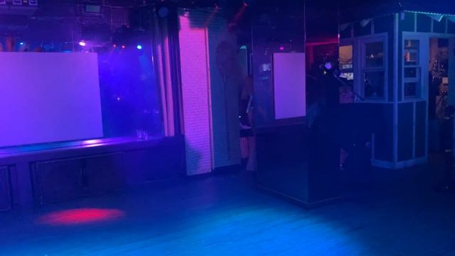 Derek Daniels - Priscilla Queen of the Desert Medley @ Hulas Bar & Lei Stand смотреть онлайн