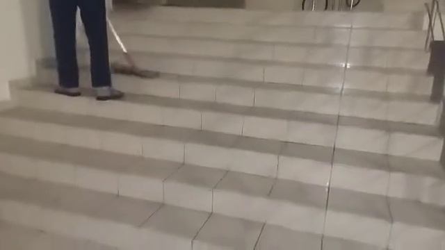 Уборка лестницы после грязных работ в бизнес центре смотреть онлайн