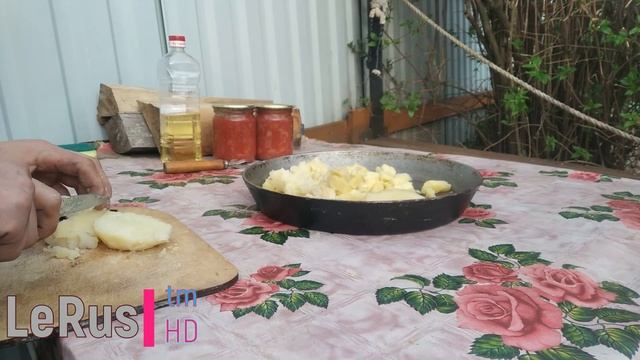 Свиной окорок на мангале / Готовлю на природе в свое удовольствие смотреть онлайн