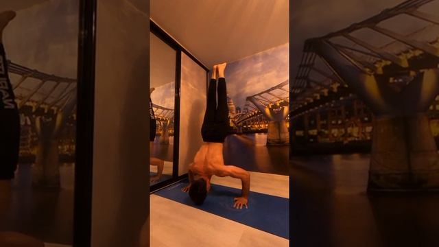 ОТЖИМАНИЯ В СТОЙКЕ НА РУКАХ | HANDSTAND PUSH UP смотреть онлайн