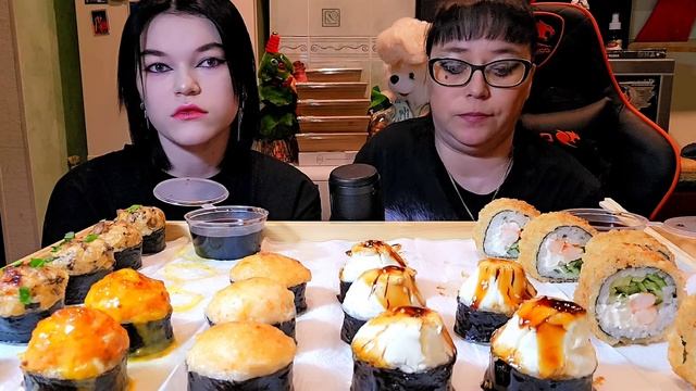 Мукбанг | Запечённые роллы и темпура ролл | Обжор Асмр смотреть онлайн