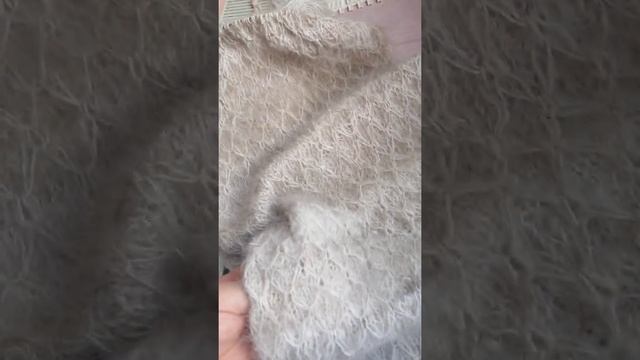 Вяжу шарф капюшон. Пряжа-пух русской карликовой ангоры.