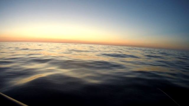 Закат на белом море, накатная волна. смотреть онлайн