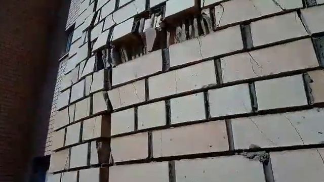 Осторожно кирпичи падают Уфа Кирова 99/2 дубль два