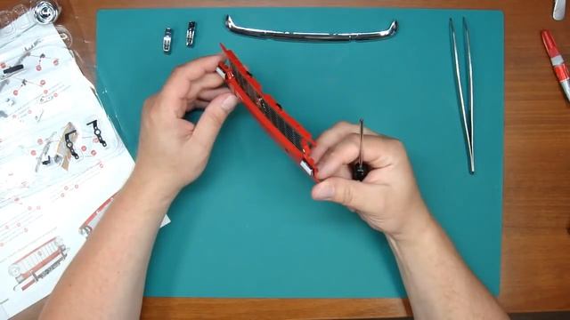 Соберите ВАЗ 2101 Жигули №1 от Hachette Решетка радиатора, бампера, клыки, фары и поворотники смотреть онлайн