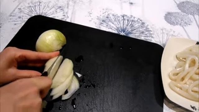 Кальмары, жаренные с луком и чесноком. Простой, быстрый и полезный кулинарный рецепт. смотреть онлайн