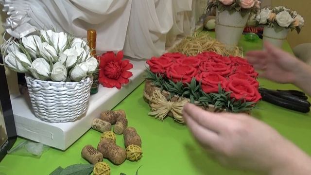 СЕРДЦЕ из БУМАЖНЫХ РОЗ с шоколадными конфетами/DIY смотреть онлайн