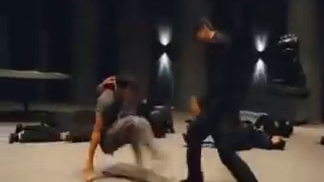 Tony Jaa - Tom Yum Goong Fight Scene смотреть онлайн