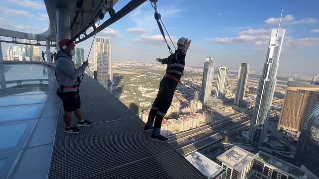 Hanging on the Edge - Burj Khalifa смотреть онлайн