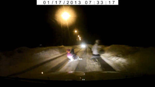 Мамаша с детьми выбегает на проезжую часть смотреть онлайн