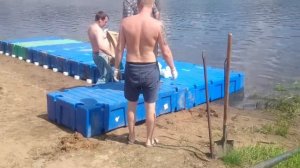 Монтаж пластиковых понтонов 2FLOAT на ровной береговой поверхности