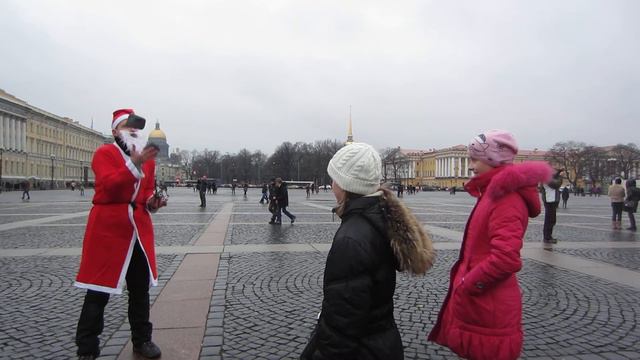 Дед Мороз даёт детям уроки жонглирования булыжниками на Дворцовой. смотреть онлайн