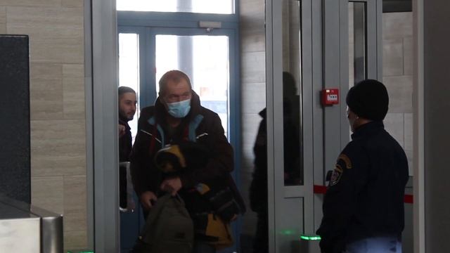 Каждый день на ЖД вокзале проходят рейды по соблюдению масочного режима. смотреть онлайн
