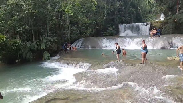 Ямайка выполняю опасный трюк в Ямайке есть что делать Не только кушать и пить смотреть онлайн