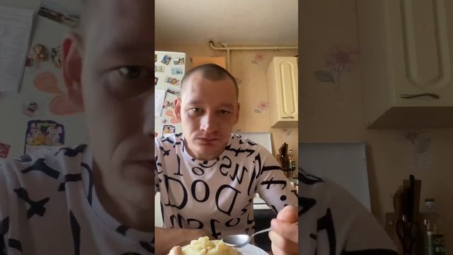 Супчик,пюрешка,сосисоны,и чаек чтобы запить все эти дела)))