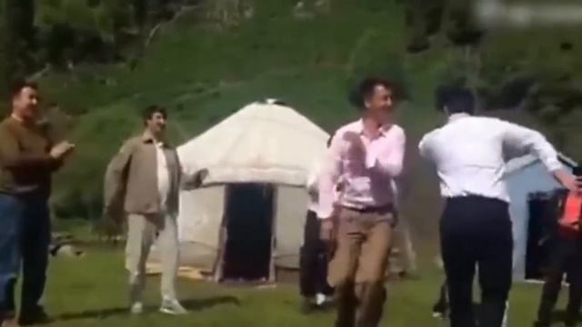 Уйгур Аблат Муаллим танцует казахский танец. Кульджа, Уйгурская автономия смотреть онлайн
