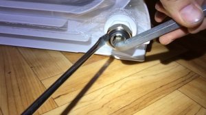 Как закрутить американку в радиатор. БЕЗ специального ключа