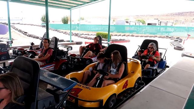 LARGE FAMILY ENDS ROAD TRIP BY EATING THE BEST DEEP FRIED OREOS AT FAMILY FUN CENTER смотреть онлайн