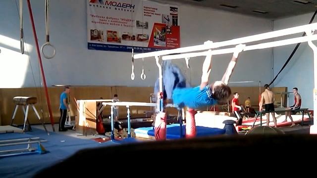 Попытка сделать большой оборот на  брусьях назад