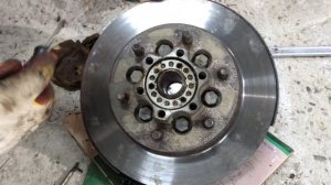 Меняем сальники передней ступицы и подшипник привода  на СангЕнг рекстон 2006 года  SsangYong Rexto