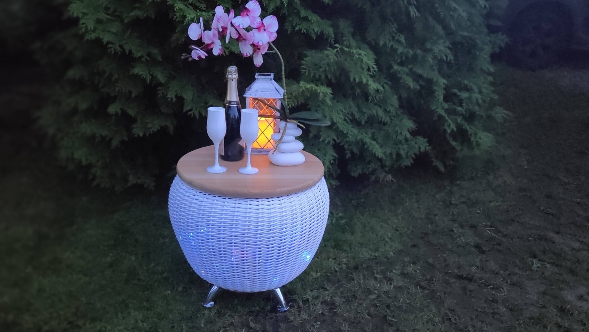 Стол из ротанга