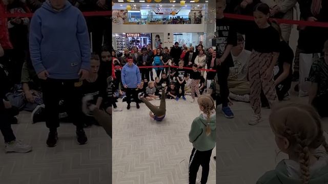 break dance battle. Брейк-данс баттл продолжается смотреть онлайн