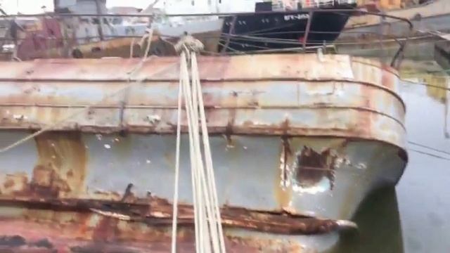 В корсаковском порту из старого судна выливается мазут смотреть онлайн