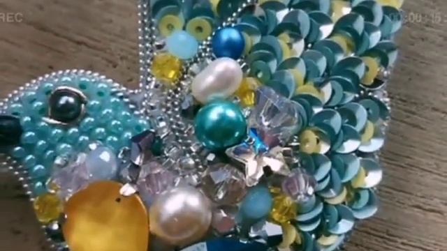 Брошь колибри. Брошь птичка из бисера и пайеток. Брошка ручной работы. Брошь своими руками смотреть онлайн